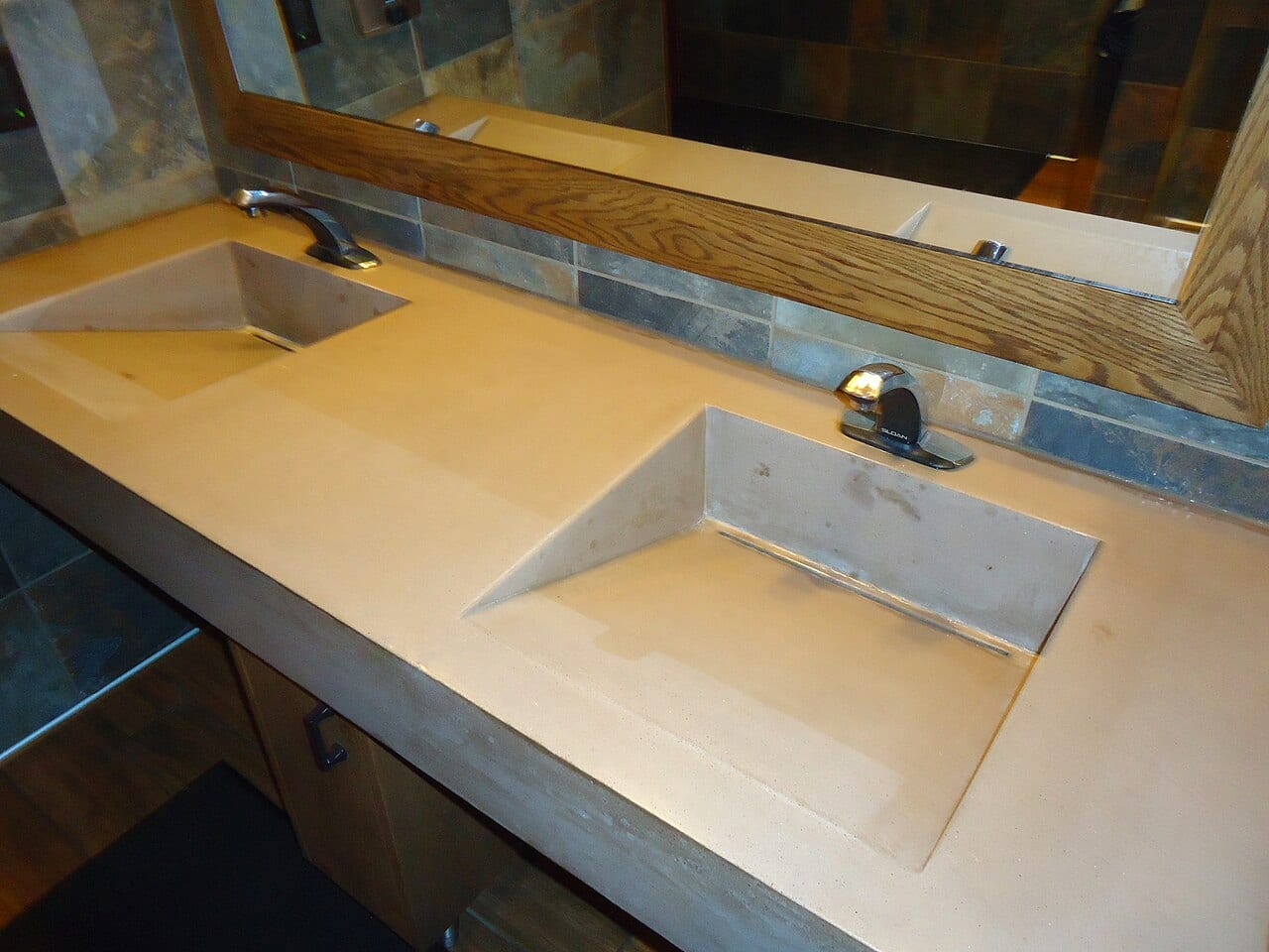 Sink fixtures and exposed supply arrangement